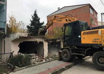 Osmangazi’de metruk binalar tehlike olmaktan çıkıyor