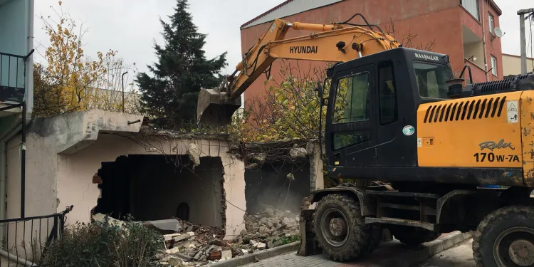 Osmangazi’de metruk binalar tehlike olmaktan çıkıyor
