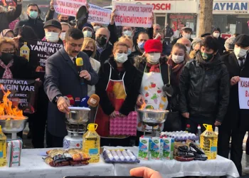 İYİ Parti Bursa’dan “Mutfak Yanıyor” protestosu