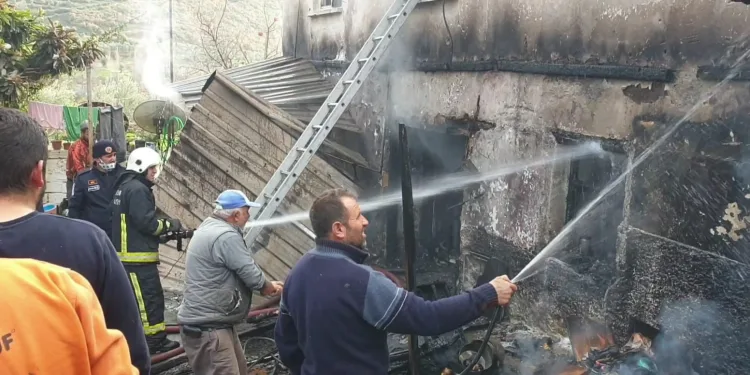 Bursa’da ev yangını! Patlayan tüple alevler büyüdü