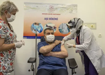 Bakan Koca canlı yayında aşı oldu