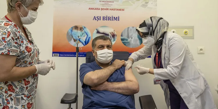 Bakan Koca canlı yayında aşı oldu
