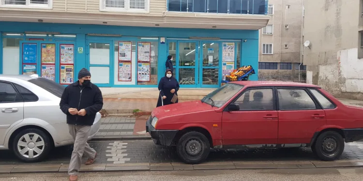 Bursa’da markete giren çifti gözüne kestirdi!