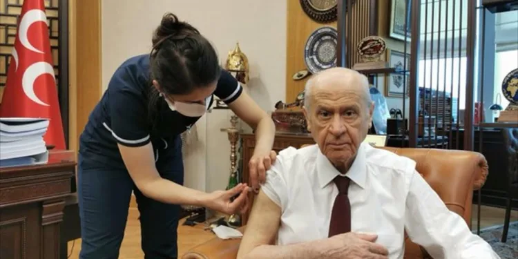 MHP Lideri Bahçeli aşı oldu