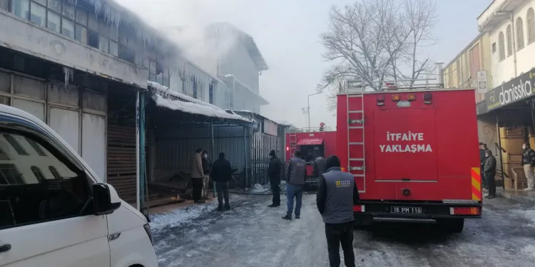 Bursa’da kereste işletmesinde yangın