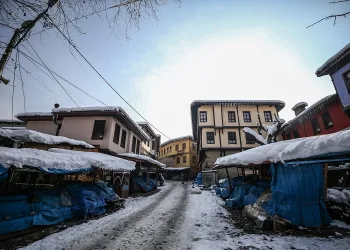 Bursa’nın yedi asırlık “Osmanlı köyü”nde kar güzelliği