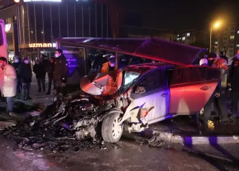 Bursa’da can alan feci kaza! Otobüse çarpıp durağa daldı!
