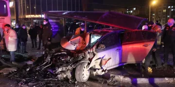 Bursa’da can alan feci kaza! Otobüse çarpıp durağa daldı!