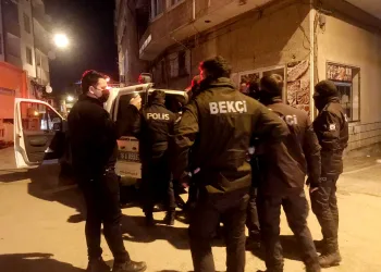Bursa’da kısıtlamaya uymadı bekçilere saldırdı