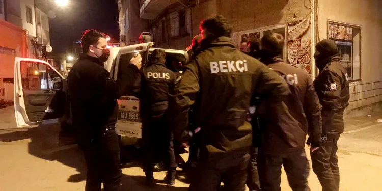Bursa’da kısıtlamaya uymadı bekçilere saldırdı