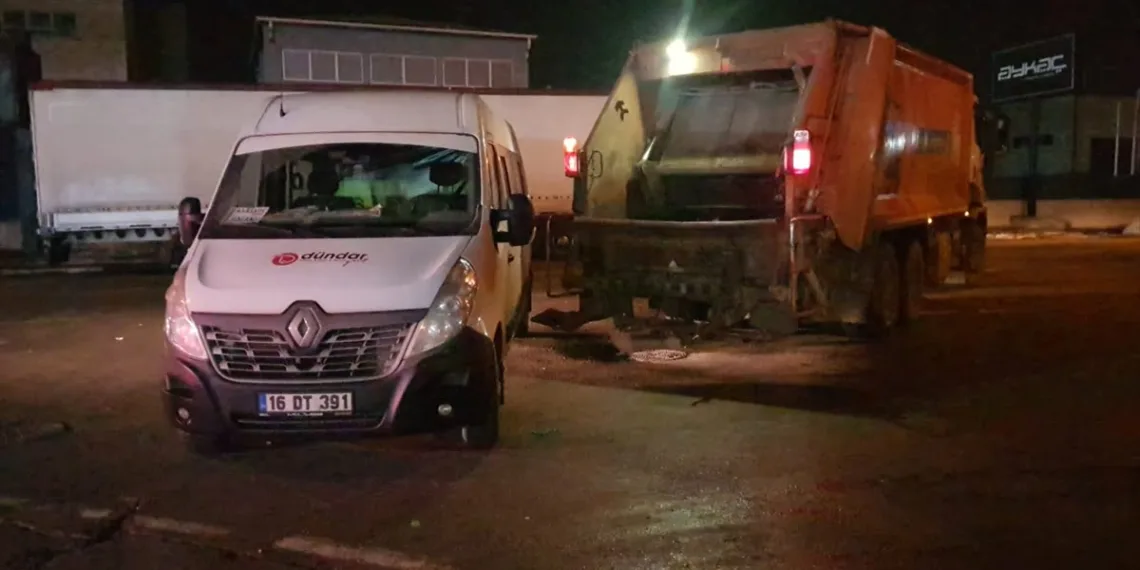 Bursa’da servis aracı ile çöp kamyonu arasında sıkışan işçi yaralandı