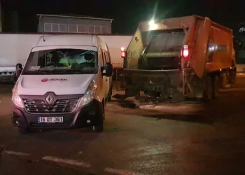 Bursa’da servis aracı ile çöp kamyonu arasında sıkışan işçi yaralandı