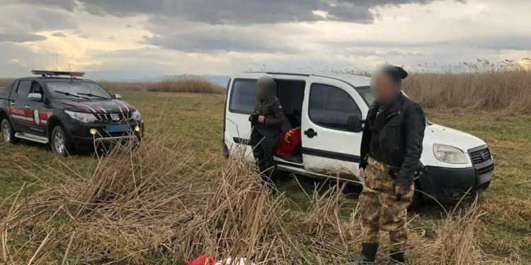 Uluabat Gölü’nde jandarmaya yakalandılar