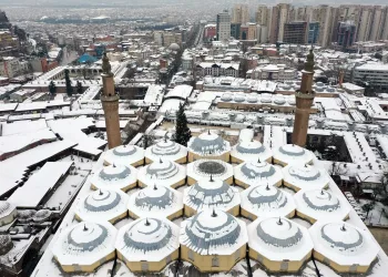 Bursa kar yağışıyla beyaza büründü