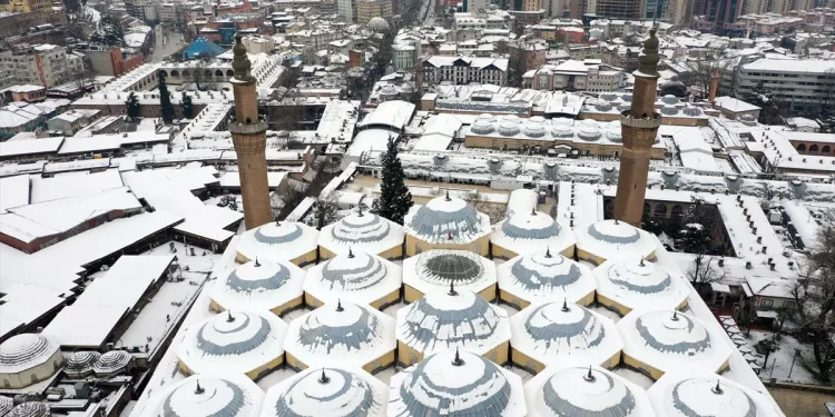 Bursa kar yağışıyla beyaza büründü