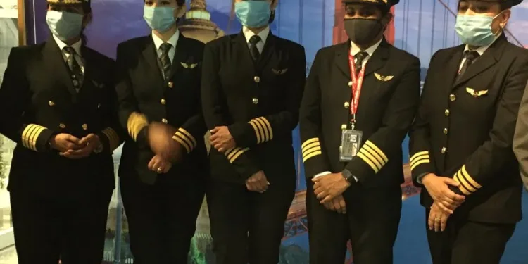 Hintli kadın pilotlar 17 saatlik direkt uçuşla rekora imza attı