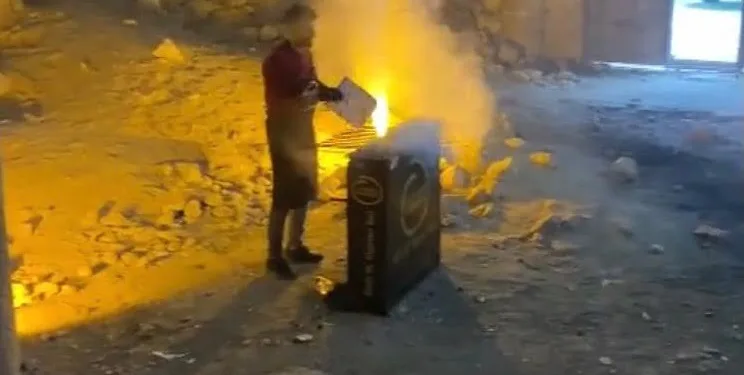 Tarihi kilisede mangal partisi