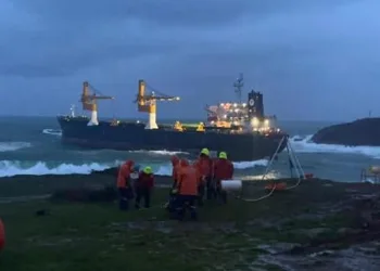 Kargo gemisi Beykoz’da kıyıya sürüklendi