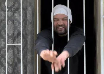 Arkadaşını bıçaklayıp kendini eve kilitledi