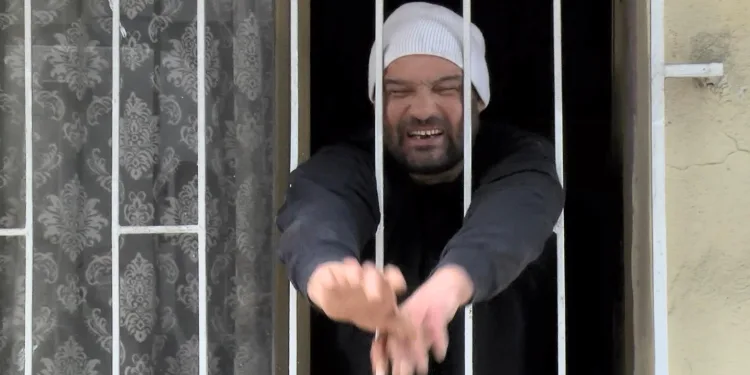 Arkadaşını bıçaklayıp kendini eve kilitledi