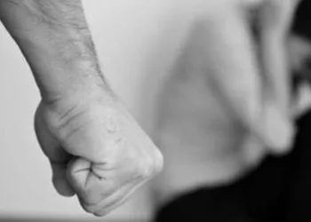 Sopayla döverek öldürdü! Ömür boyu hapis cezası 16 yıla düştü