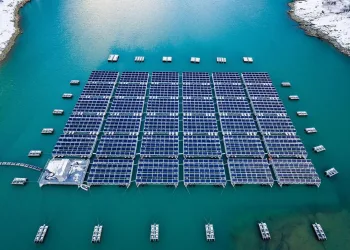 Dünyanın ilk yüksek rakımlı yüzer güneş enerjisi devreye girdi