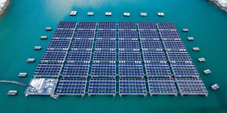 Dünyanın ilk yüksek rakımlı yüzer güneş enerjisi devreye girdi