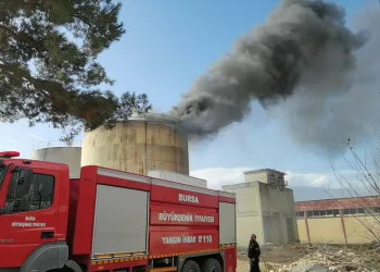 Bursa’da yıkılan fabrikada yangın