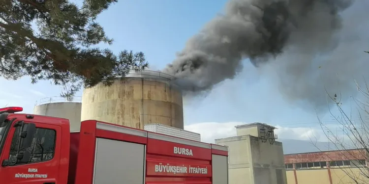 Bursa’da yıkılan fabrikada yangın