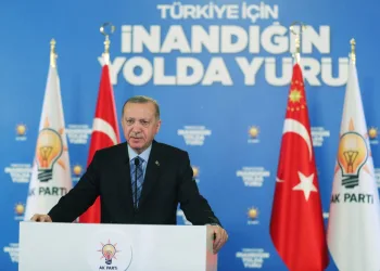 CHP, siyasi parti kimliğini giderek kaybetmektedir