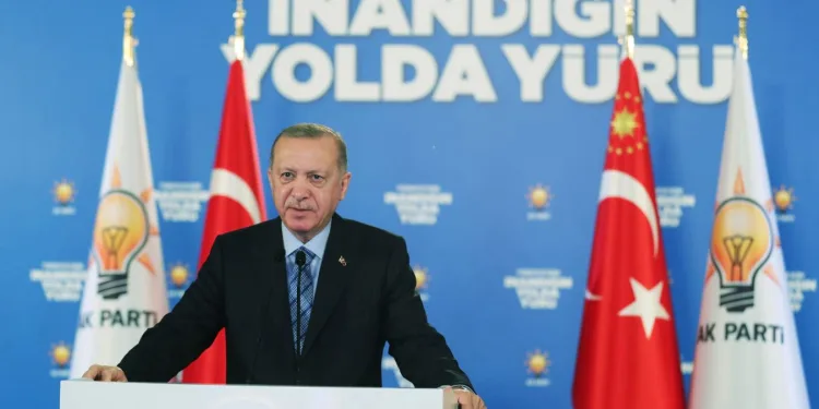 CHP, siyasi parti kimliğini giderek kaybetmektedir