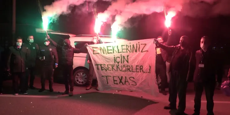 Bursaspor taraftarından polise meşaleli destek