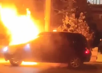 Hareket halinde araç alev topuna döndü