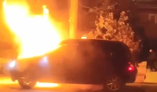 Hareket halinde araç alev topuna döndü