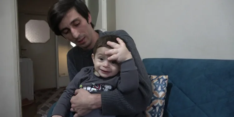 Bir eli ve ayağı anormal şekilde hızla büyüyor