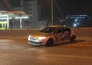 Bursa’da makas atarak giden araç metro istasyonuna çarptı