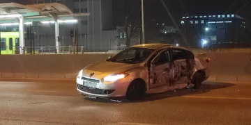 Bursa’da makas atarak giden araç metro istasyonuna çarptı