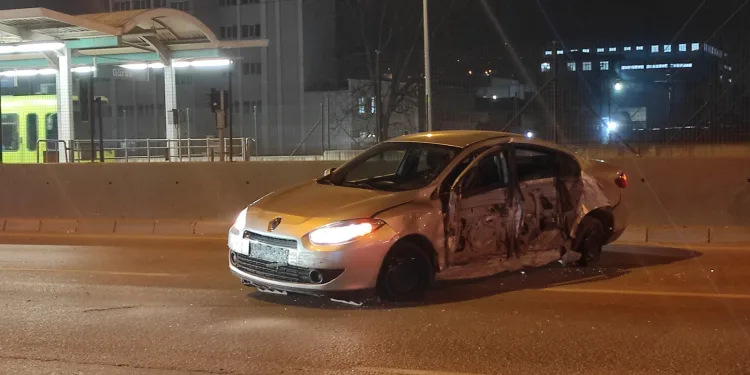 Bursa’da makas atarak giden araç metro istasyonuna çarptı