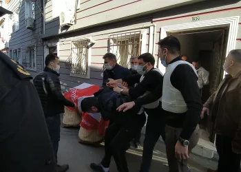Alacaklıları kapıya dayandı kendini pompalıyla eve kitledi