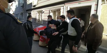 Alacaklıları kapıya dayandı kendini pompalıyla eve kitledi