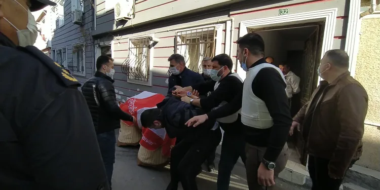 Alacaklıları kapıya dayandı kendini pompalıyla eve kitledi