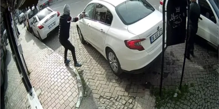 Bursa’da otomobilde beklerken silahlı saldırıya uğradı