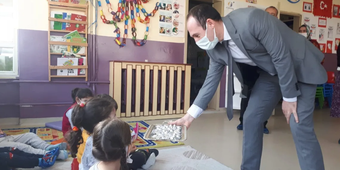 Mustafakemalpaşa protokolünden miniklere ziyaret
