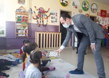 Mustafakemalpaşa protokolünden miniklere ziyaret