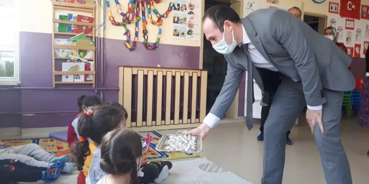 Mustafakemalpaşa protokolünden miniklere ziyaret