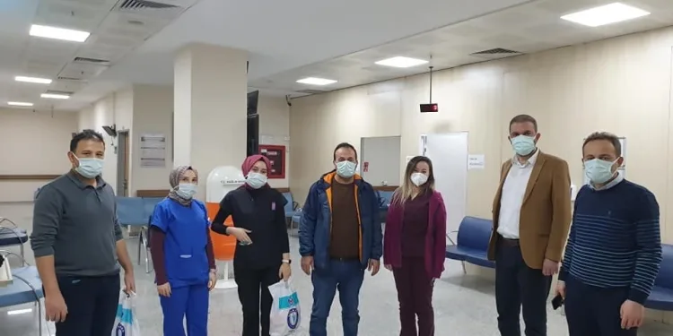 Bursa’da sağlık çalışanlarına sendikadan moral ziyareti
