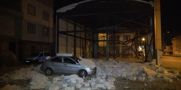 Bursa’da lodos bina duvarını yıktı