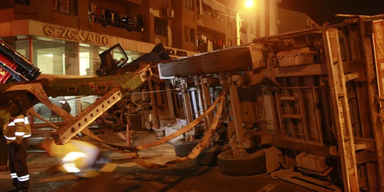 Kontrolden çıkan TIR oto galeriye daldı