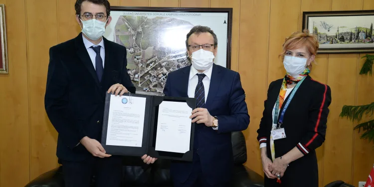 Patika Derneği’nden Tıp Fakültesi öğrencilerine burs desteği