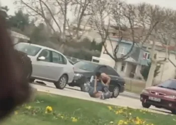 Bursa’da yol verme kavgası! Birbirlerine girdiler